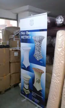 Roll-up baskı — yan görünüm — Aynı ürün tanıtım baskısının atölyedeki yan görünümü.