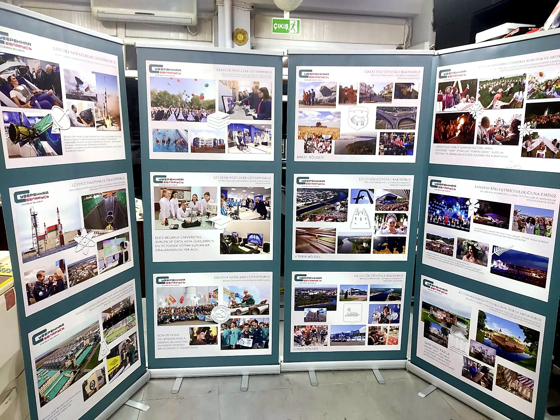 Fotoğraf kolajlarıyla hazırlanan, yan yana kullanılan bilgilendirme roll-up seti.