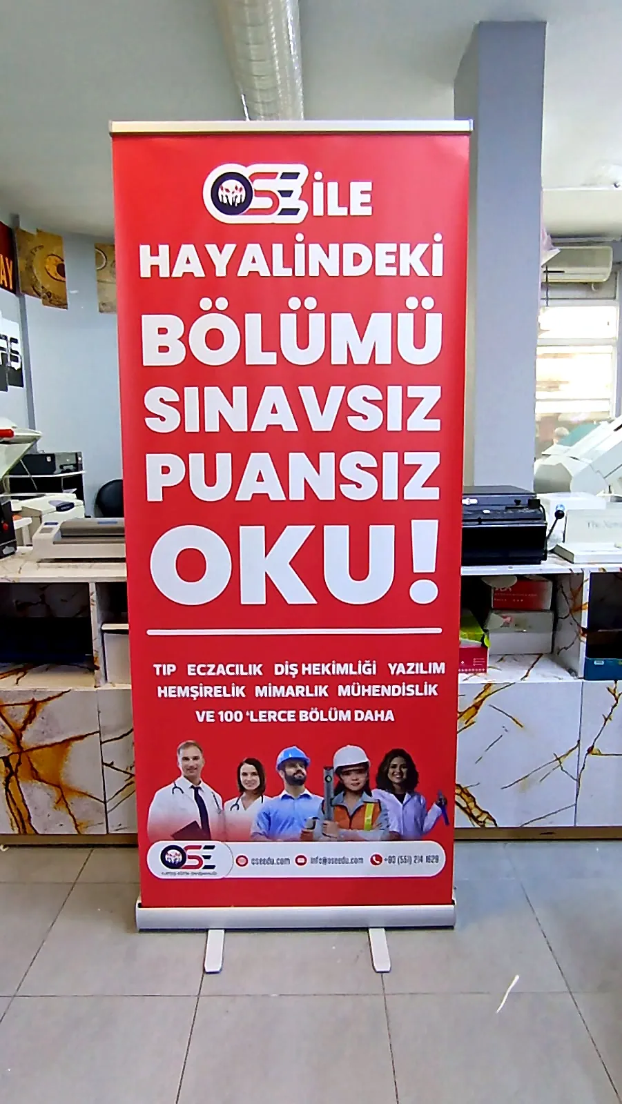 Eğitim tanıtımı için büyük başlık ve bölüm bilgileriyle hazırlanan roll-up baskısı.
