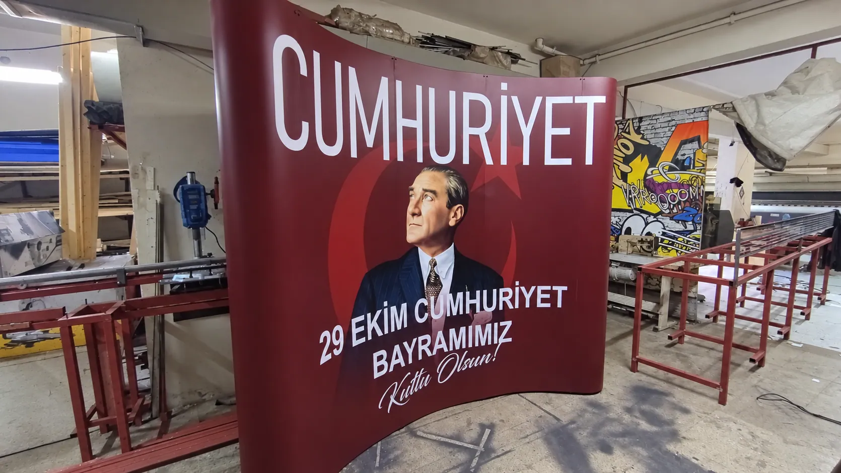 29 Ekim Cumhuriyet Bayramı için hazırladığımız Atatürk temalı oval örümcek stand. Bordo zemin, güçlü tipografi ve özenli baskıyla törenlerde, okul etkinliklerinde ve kurumsal kutlamalarda anlamlı bir karşılama ve fotoğraf alanı oluşturuyor. Görsel oval model uygulamasıdır; seçtiğiniz ürünün biçimi ve ölçüsü farklı olabilir.