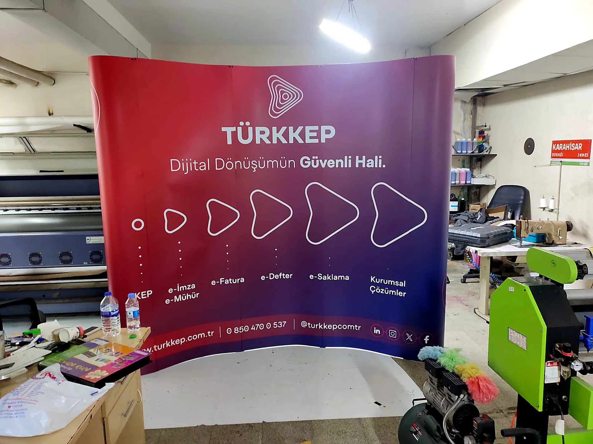 Kurumsal hizmetleri ikonlar ve marka renkleriyle anlatan örümcek stand uygulaması.