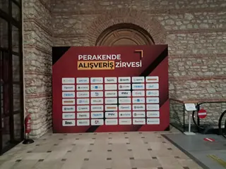 Perakende Alışveriş Zirvesi sponsor fonu — Etkinlik ve fotoğraf alanı için sponsor logolarıyla hazırlanan backdrop kiralama uygulaması.