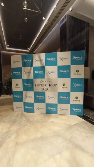 Grand Turkey Tour sponsor fonu — Tekrarlayan marka logolarıyla hazırlanan etkinlik fotoğraf fonu ve backdrop kiralama örneği.